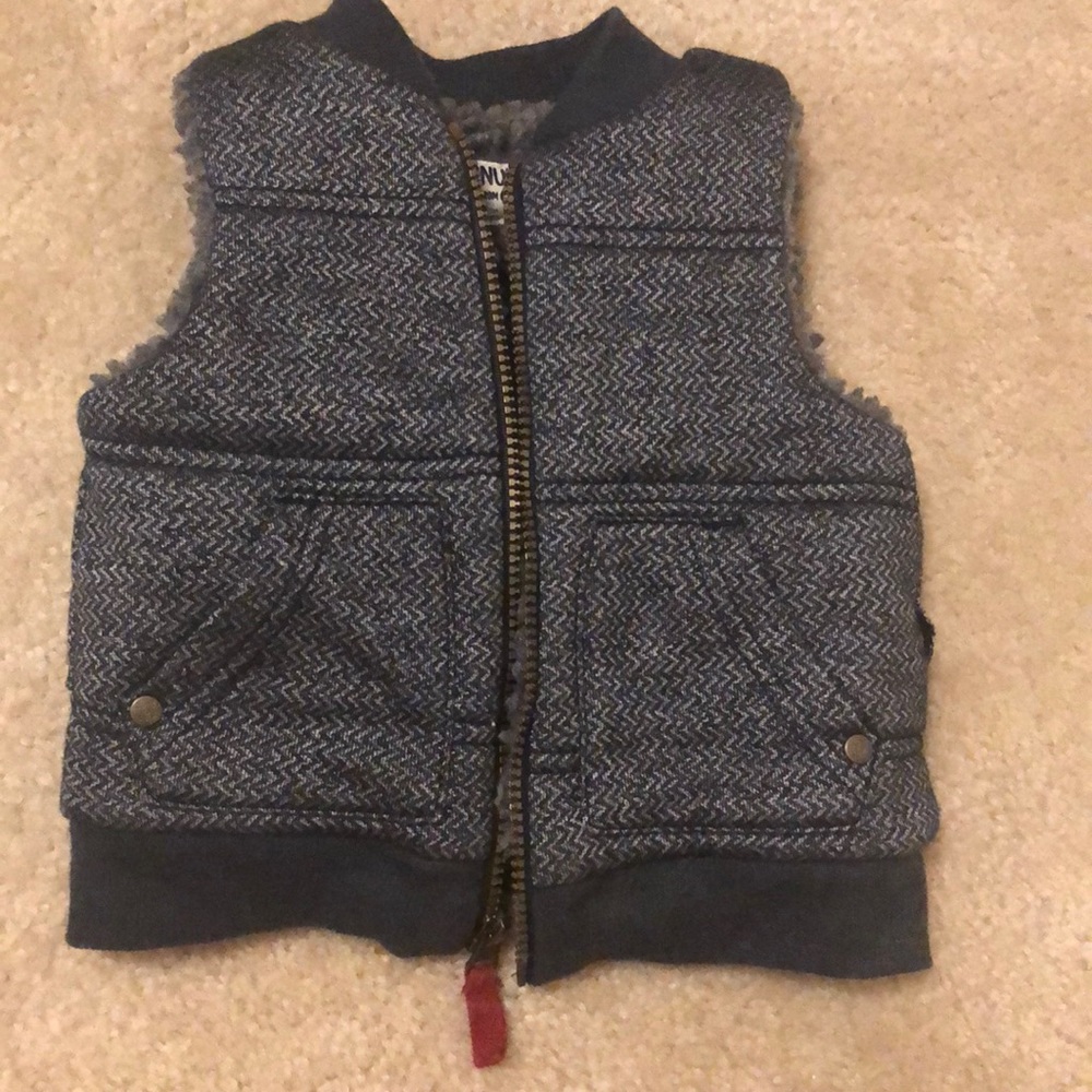Sleeveless jacket